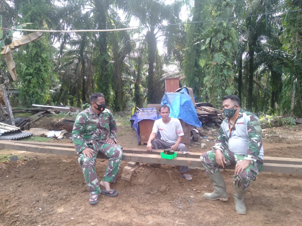 Anggota Pra TMMD Ke 111 Kodim 0420/Sarko Bercengkrama Sambil Minum Kopi ...